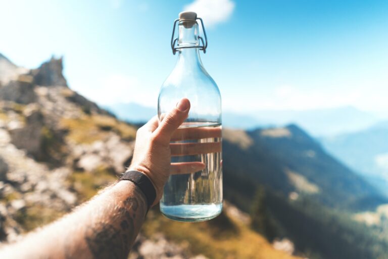 Des ingénieurs de l'université de Stanford ont découvert que les eaux usées recyclées sont non seulement aussi sûres à boire que l'eau potable classique, mais qu'elles pourraient même être moins toxiques que de nombreuses sources d'eau que nous buvons déjà quotidiennement.