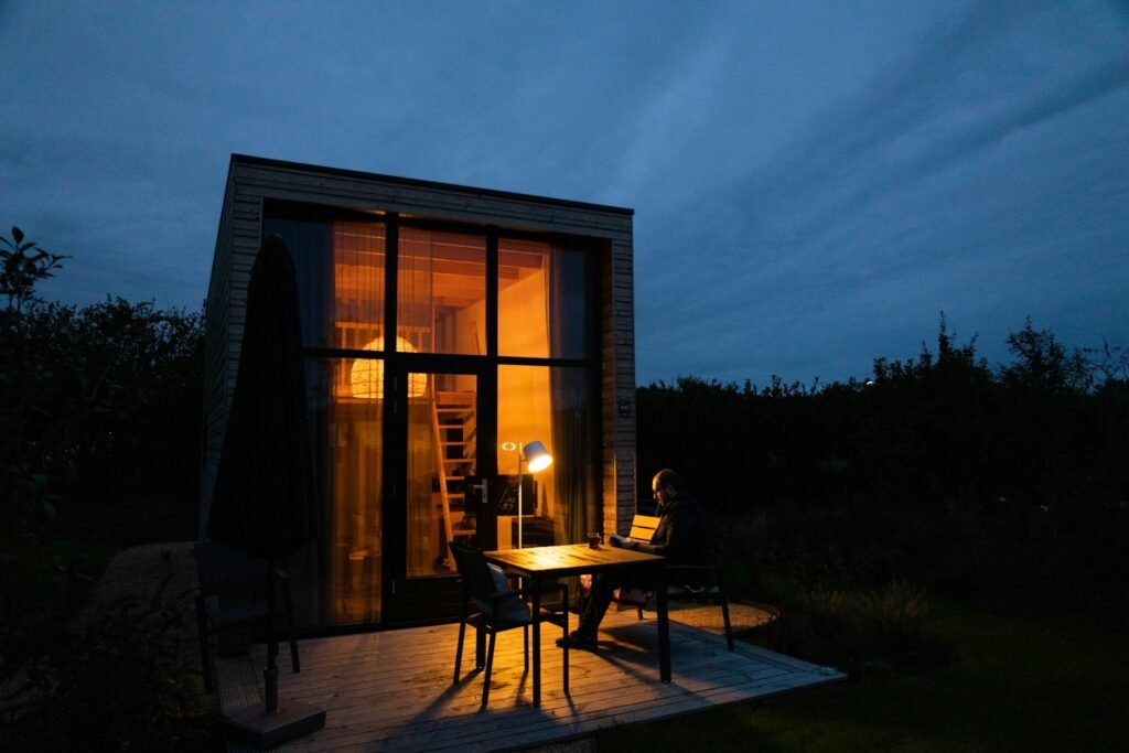 Les Tiny Houses, ces petites maisons mobiles souvent comprises entre 10 et 40 mètres carrés, connaissent un engouement croissant dans le monde entier.
